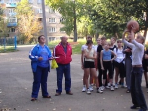 Супруги Бердниковы на спортивном празднике. Осень 2005 г.